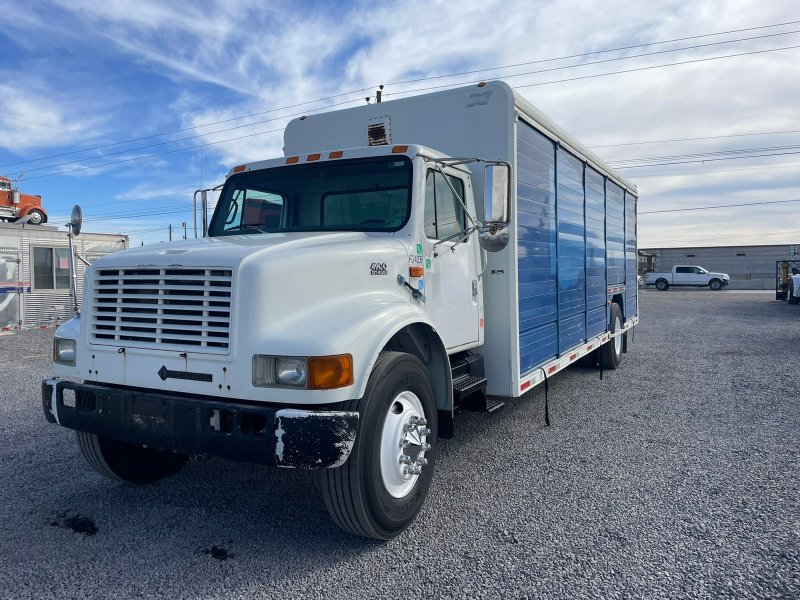 Camion con caja para refresco